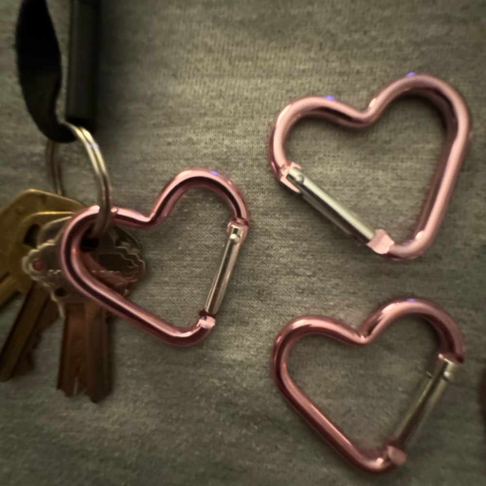 Set of six (6) heart shaped keychain clip links, brand new